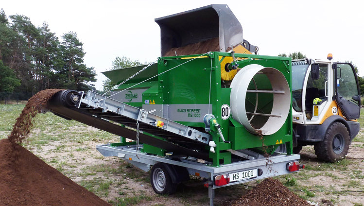 Hortelões e agricultores frequentemente se deparam com sucata ao revirar o solo de áreas residenciais, parques e jardins. Para a filtragem desse material, utiliza-se equipamentos de peneiramento especialmente projetados.